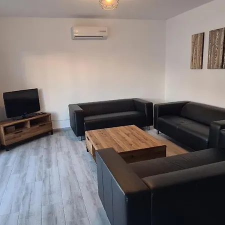 Large - Private Pool - 6 Bedrooms Вилла