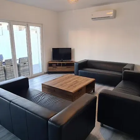 Βίλα Large - Private Pool - 6 Bedrooms